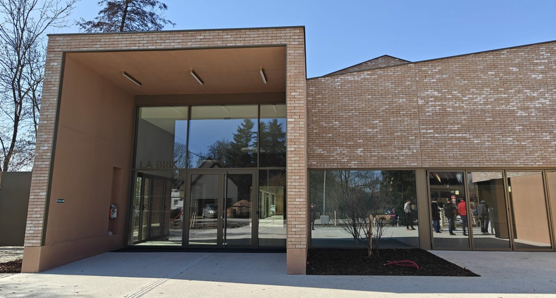 Entrée de la salle polyvalente La Brik