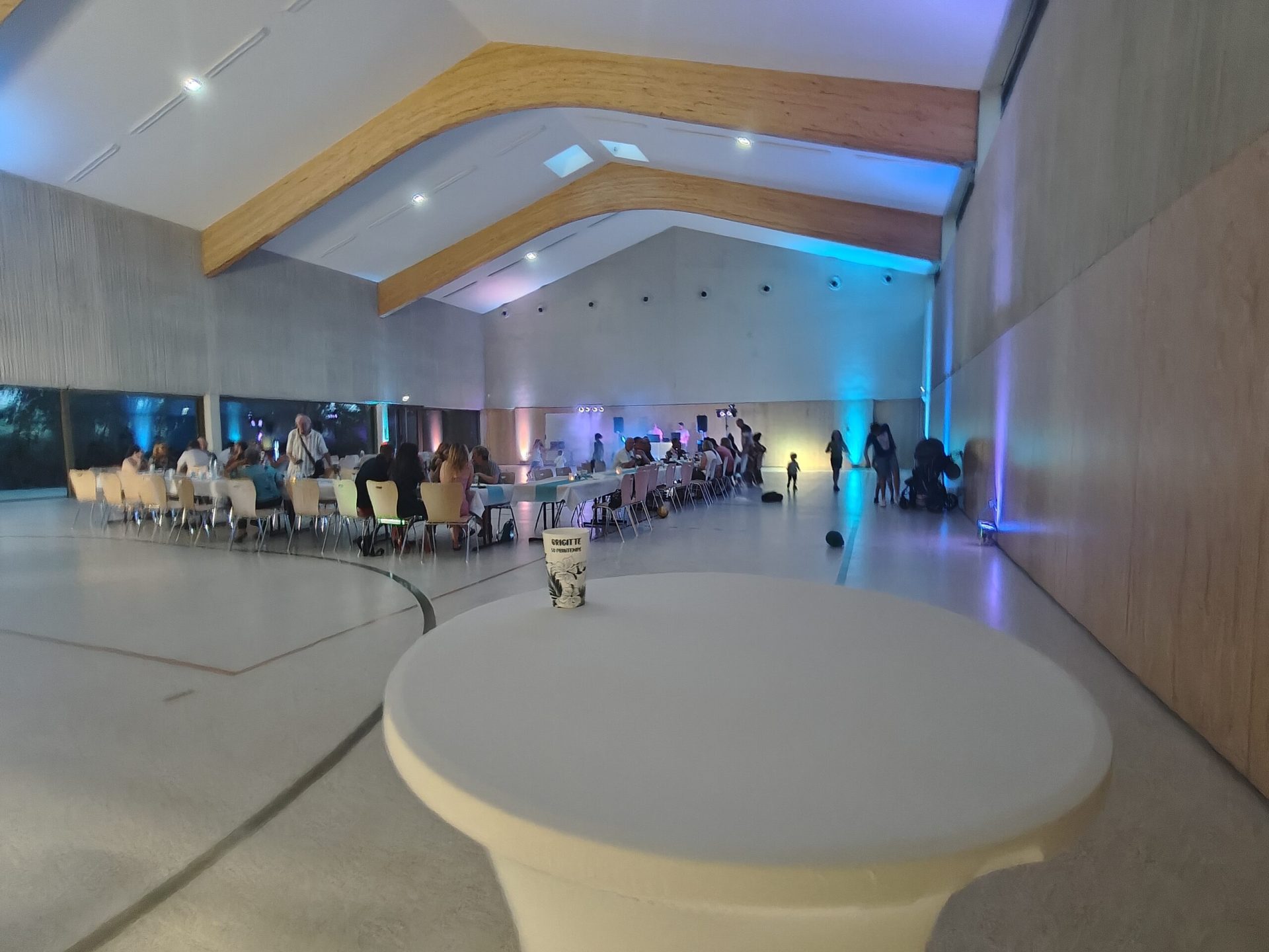 La grande salle en configuration repas / soirée